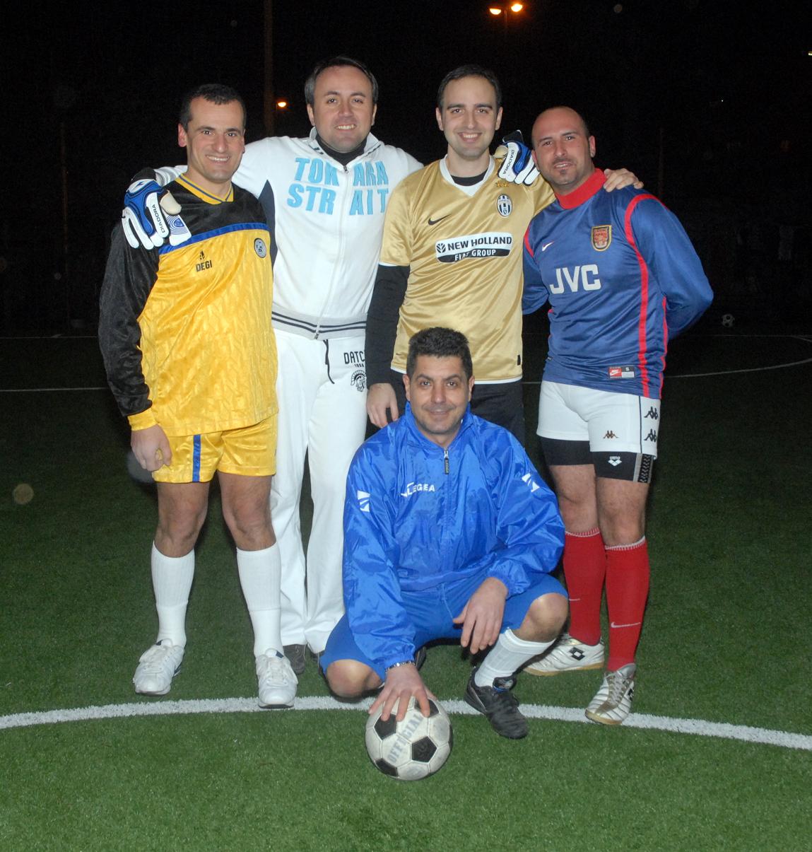 In alto: LUIGI C, PASQUALE P, FABRIZIO, GENNY. In Basso: ANIELLO